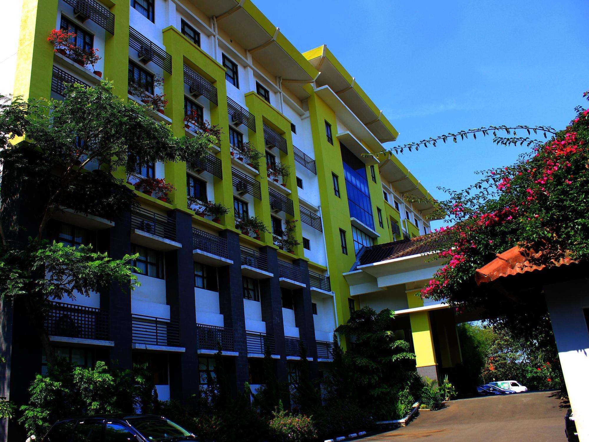 Capital O 1010 Isola Resort Bandung Exterior photo